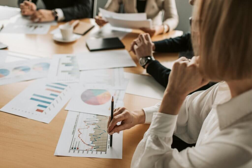 Personas analizando gráficos de inversiones